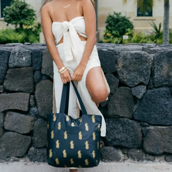 Aloha Pineapple Royale Day Tripper In Gold On Black< Shopping Totes | Beach Bags